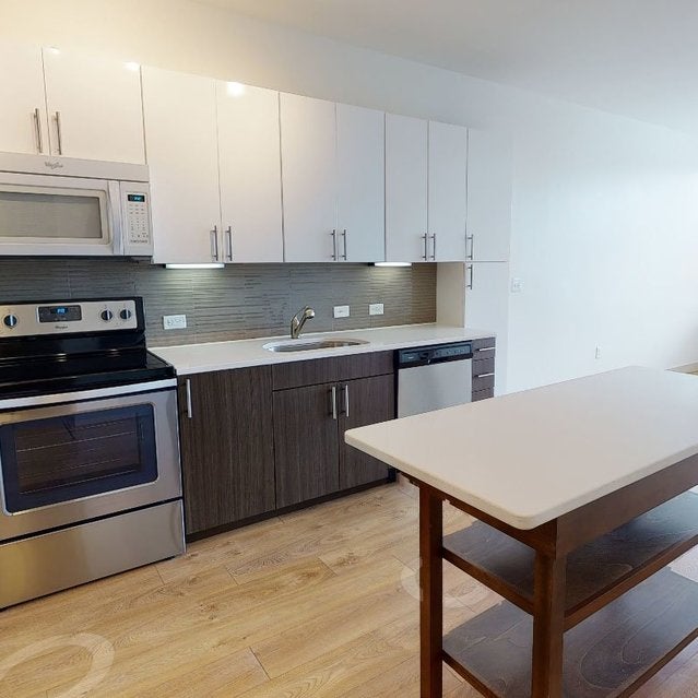 Fuse Cambridge Apartments - fully-equipped kitchen with island